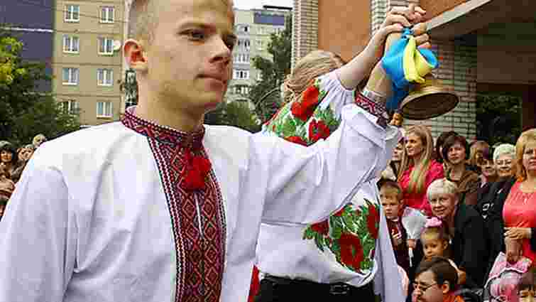 В українських школах пролунали останні дзвоники
