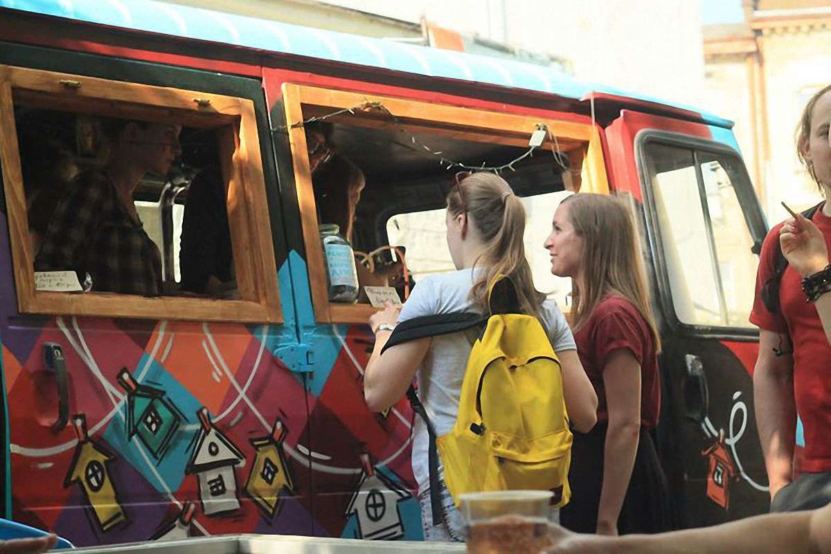 У Львові відкрили кав'ярню просто неба із домашніми солодощами