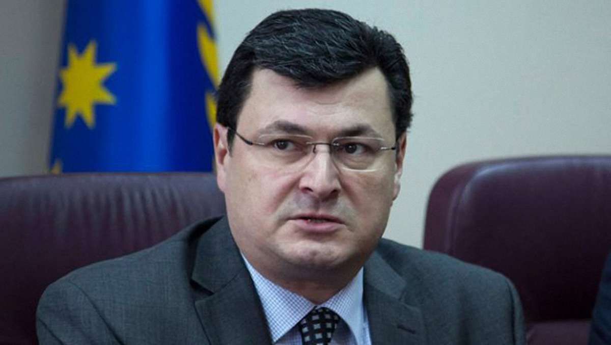 Міністр охорони здоров'я похвалився, що має три паспорти