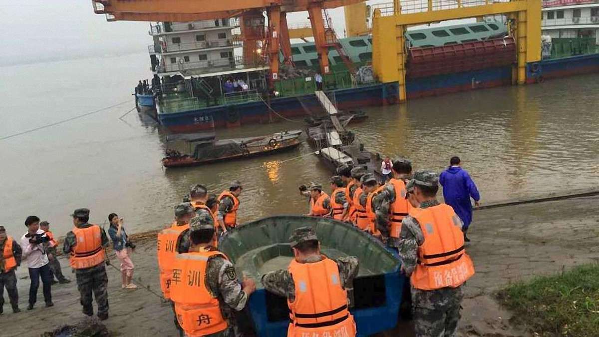 В Китаї понад 400 людей затонули в катастрофі судна на річці Янцзи