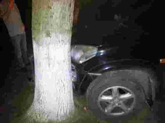 У Львові жінка за кермом позашляховика в`їхала у дерево
