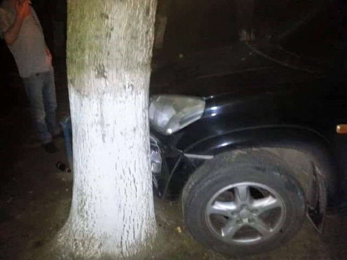У Львові жінка за кермом позашляховика в`їхала у дерево