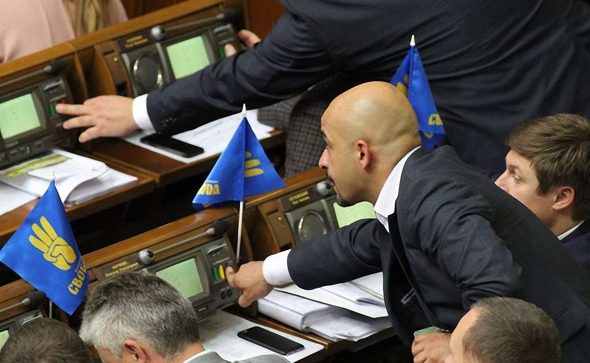 Фотографи впіймали Мустафу Найєма на голосуванні з чужого місця