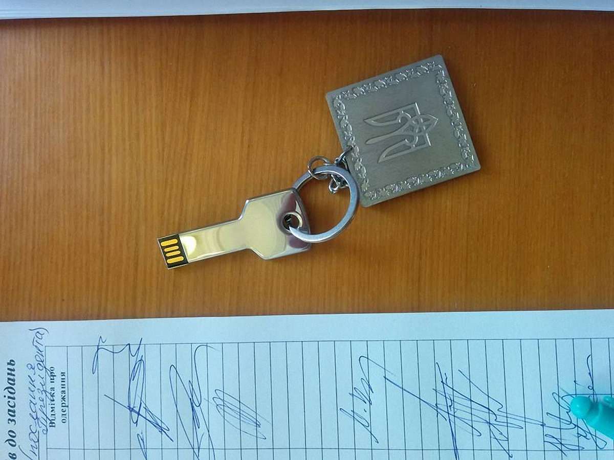 Порошенко пояснив, чому роздав депутатам своє послання на флешках