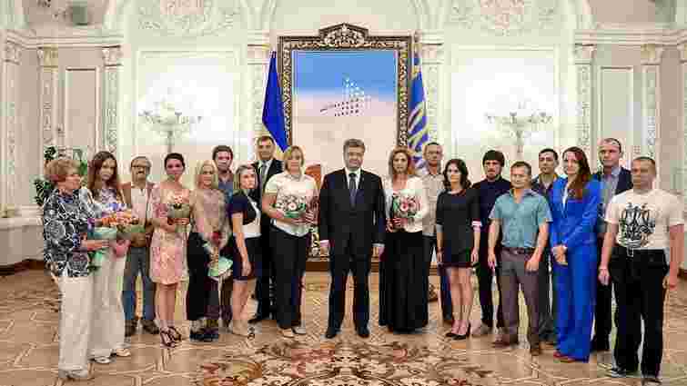 Порошенко нагородив журналістів, які працювали в зоні бойових дій на Донбасі