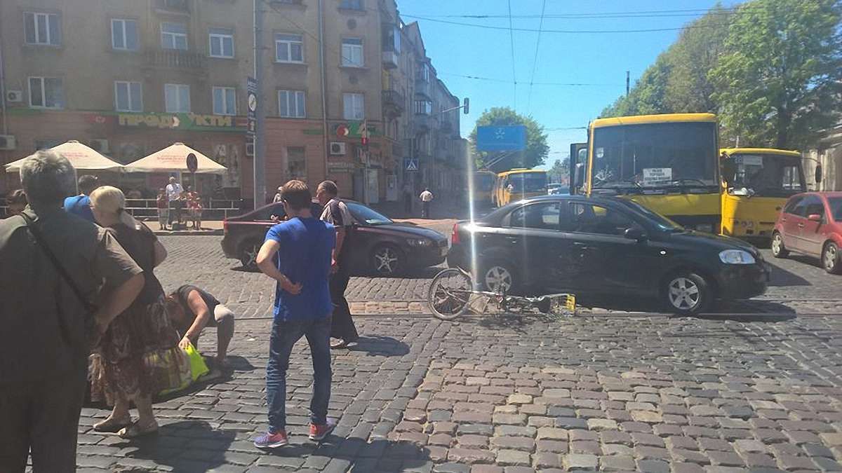 У Львові маршрутка збила велосипедиста