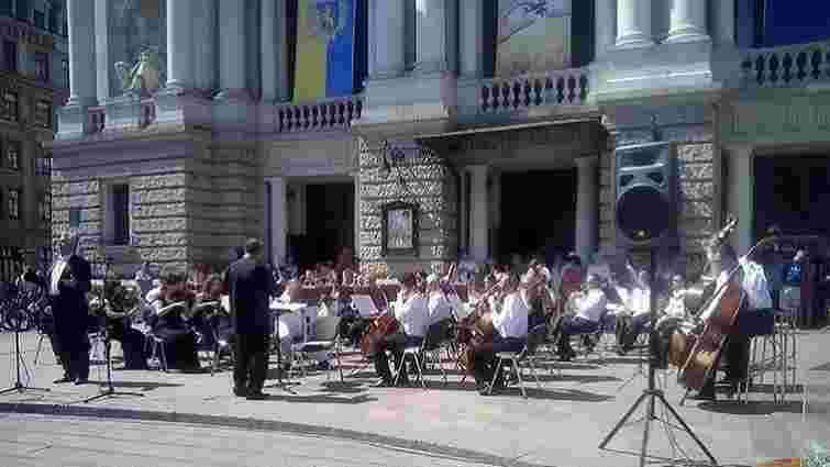 Музиканти і солісти Львівської опери зібрали понад ₴10 тис. для лікування пораненого волонтера