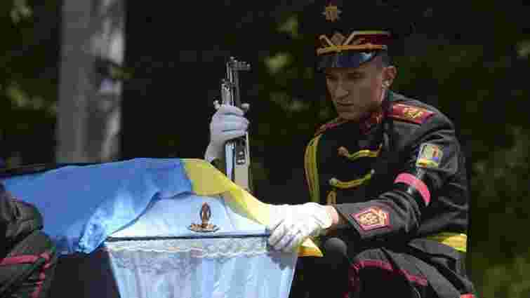 З початку АТО офіційно загинули 1723 українських військовослужбовця, - радник президента