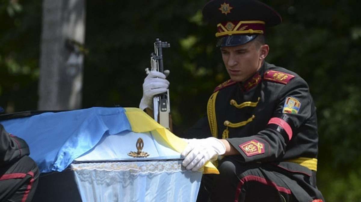 З початку АТО офіційно загинули 1723 українських військовослужбовця, - радник президента