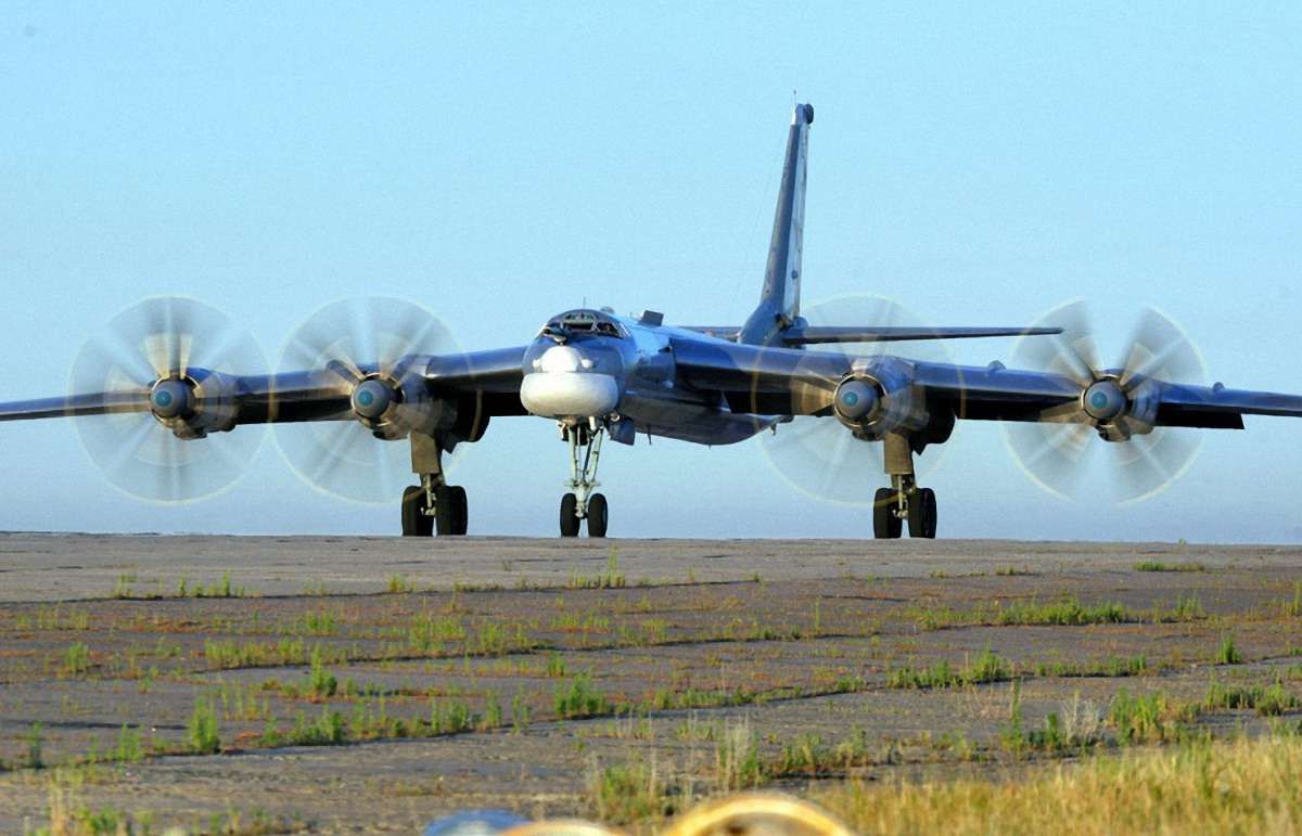 У російського стратегічного бомбардувальника Ту-95 при злеті загорівся двигун