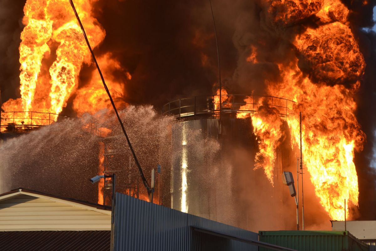 Під час пожежі на нафтобазі під Києвом загинули четверо рятувальників, – ЗМІ