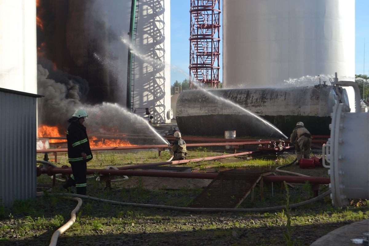Внаслідок пожежі на нафтобазі під Києвом загинула одна людина, 14 постраждали, – МВС