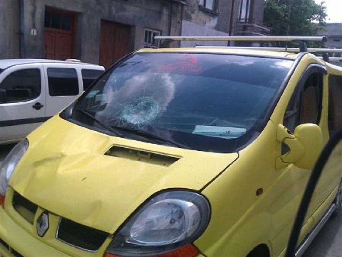 У Городку водій Renault Trafic збив велосипедиста і втік