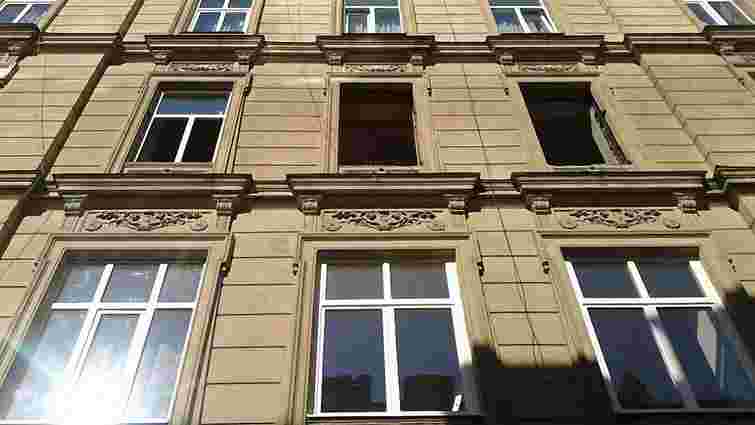 Мешканці будинку на вул. Сербській,4 знищили автентичні столітні вікна (фото) 