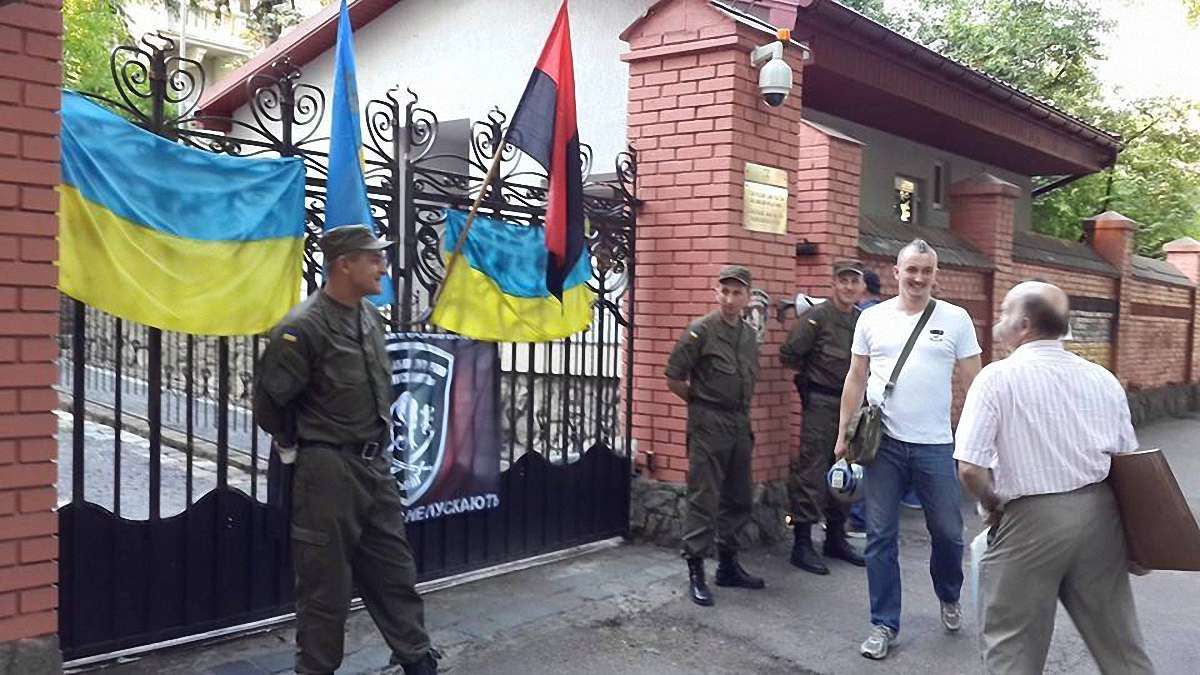 У Львові пікетують Генконсульство Росії
