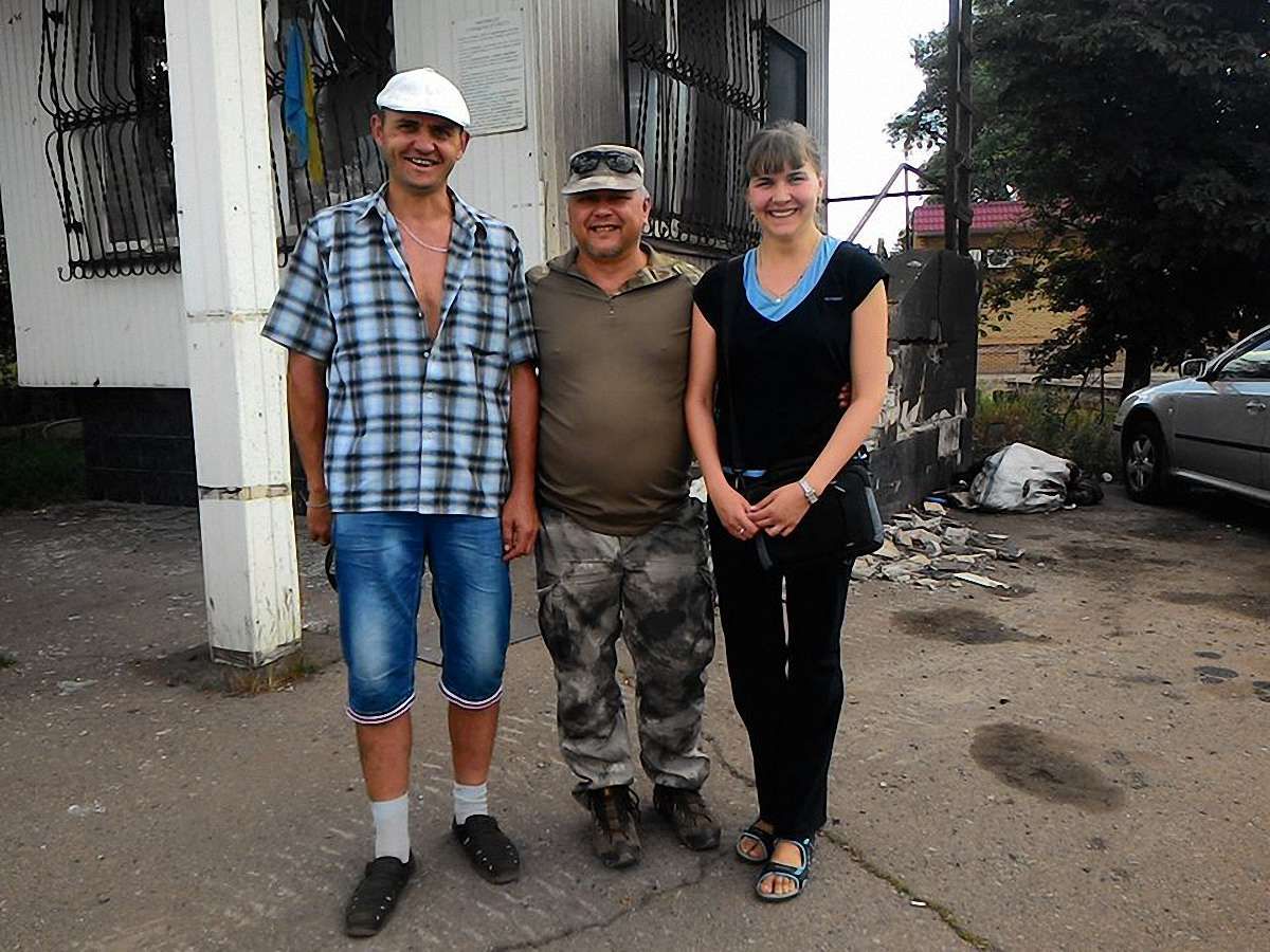 З полону бойовиків звільнили двох волонтерів, - Міноборони