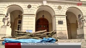 Через сквер Святого Юра у Львові мало не побились пікетувальники під Ратушею
