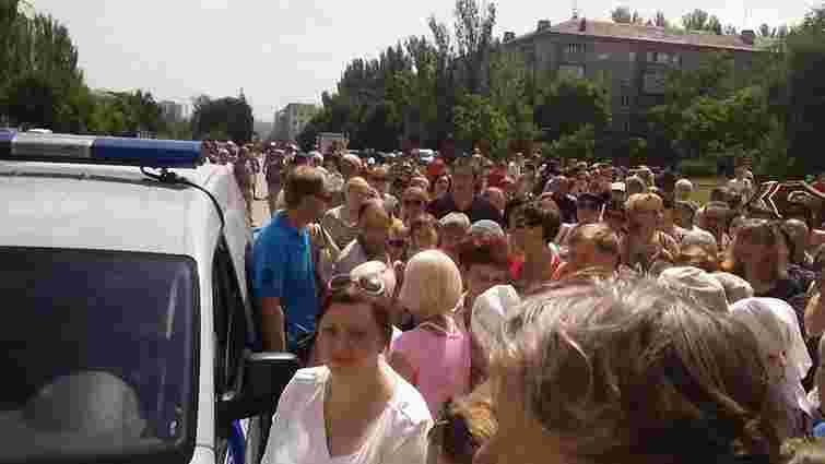 У Донецьку біля «будинку уряду ДНР» стихійний мітинг (фото, відео)