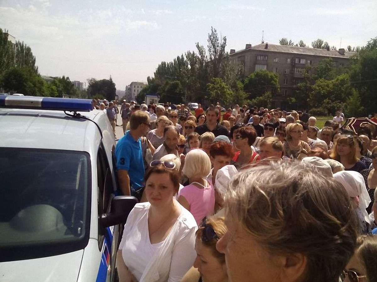 У Донецьку біля «будинку уряду ДНР» стихійний мітинг (фото, відео)