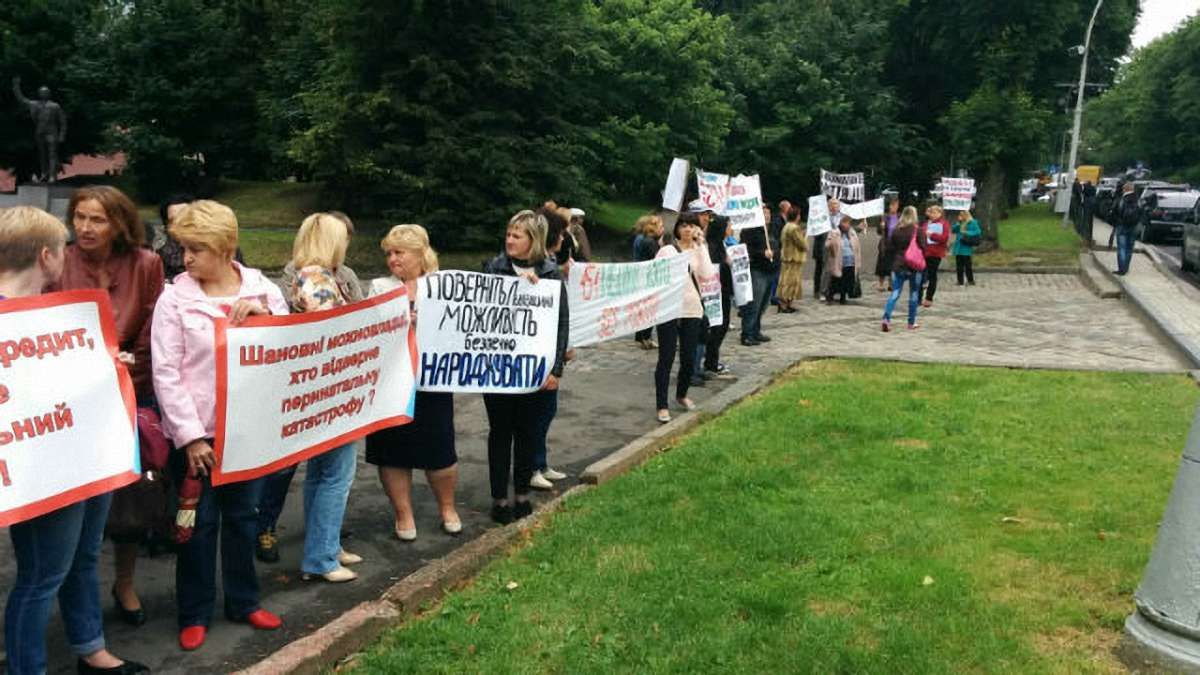 Працівники перинатального центру у Львові вимагають відновити реконструкцію