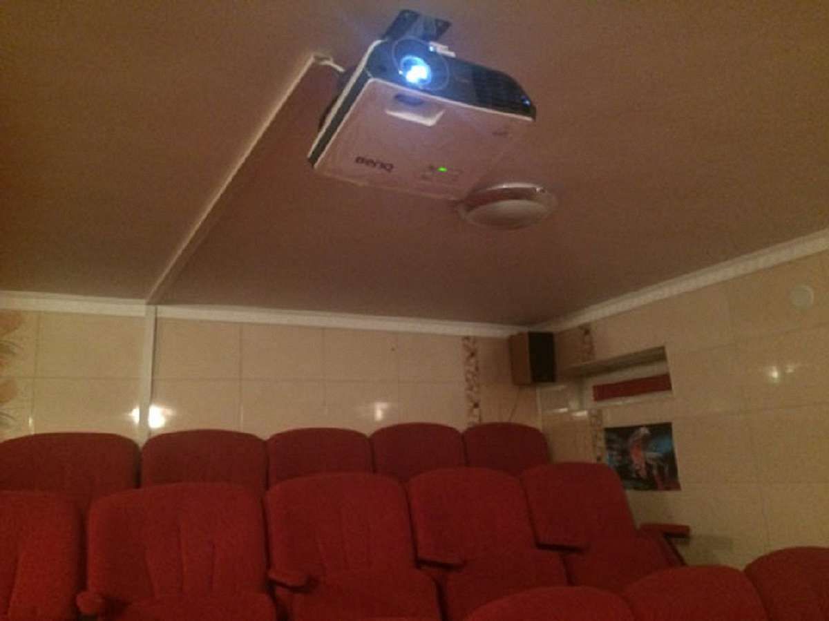 У Самборі правоохоронці викрили підпільний 3D-кінотеатр