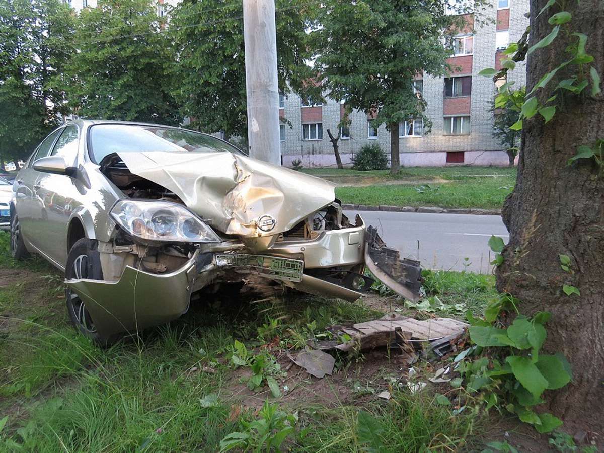 На вулиці Тролейбусній у Львові п'яний військовий на швидкості врізався у дерево
