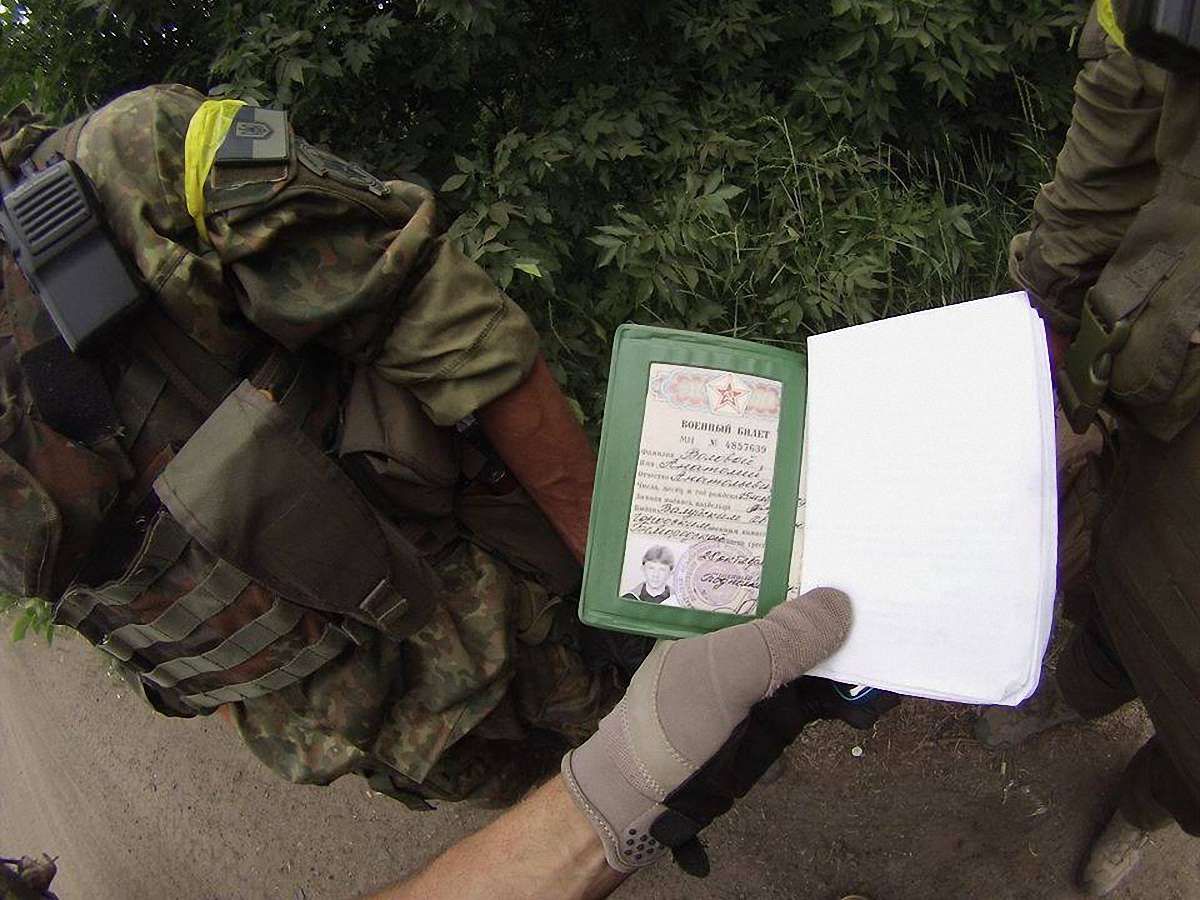 Українські бійці зловили у зоні АТО російського артилериста