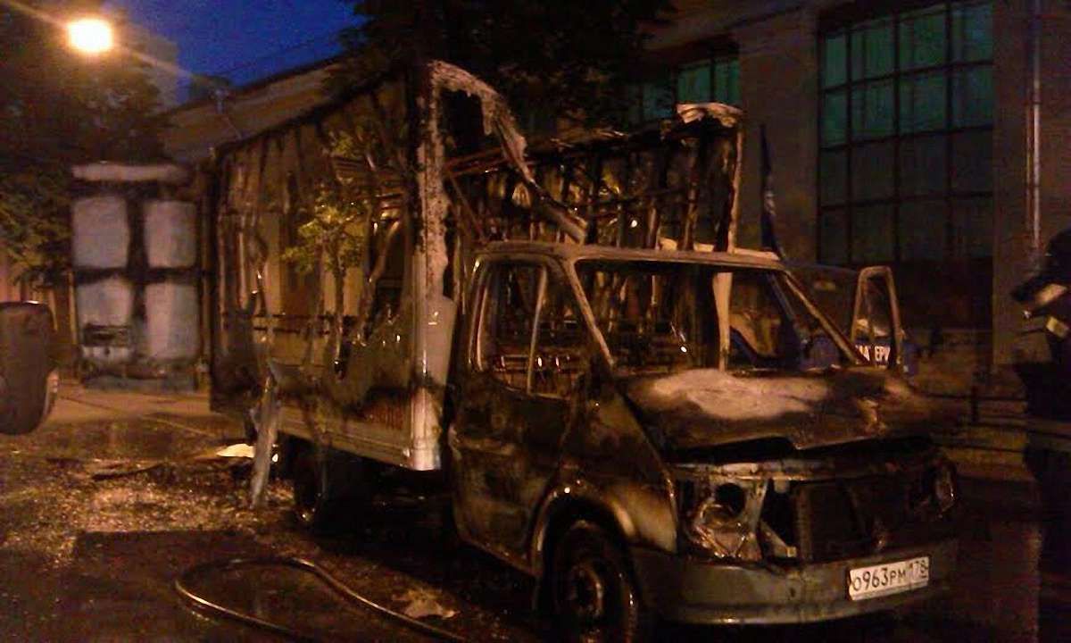 У Санкт-Петербурзі спалили машину агітаторів за ДНР і ЛНР