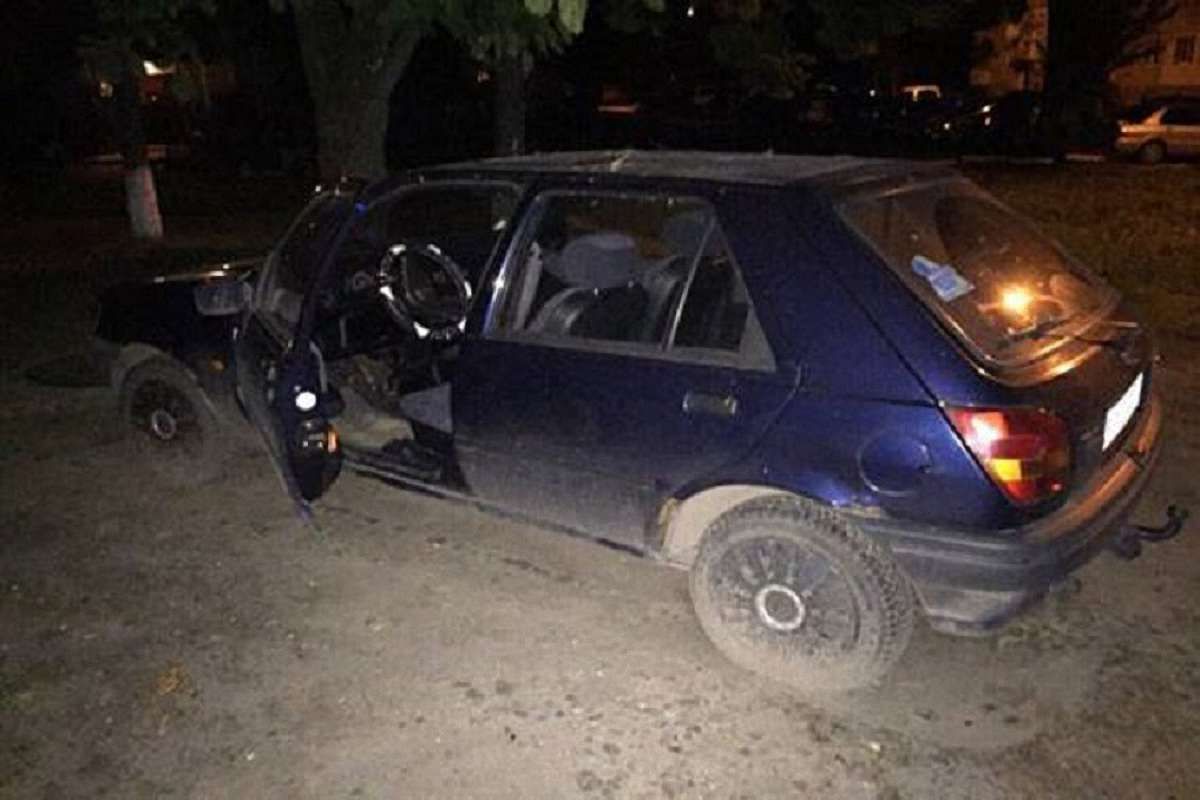 На проспекті Чорновола двох підлітків впіймали на гарячому під час крадіжки автомобіля