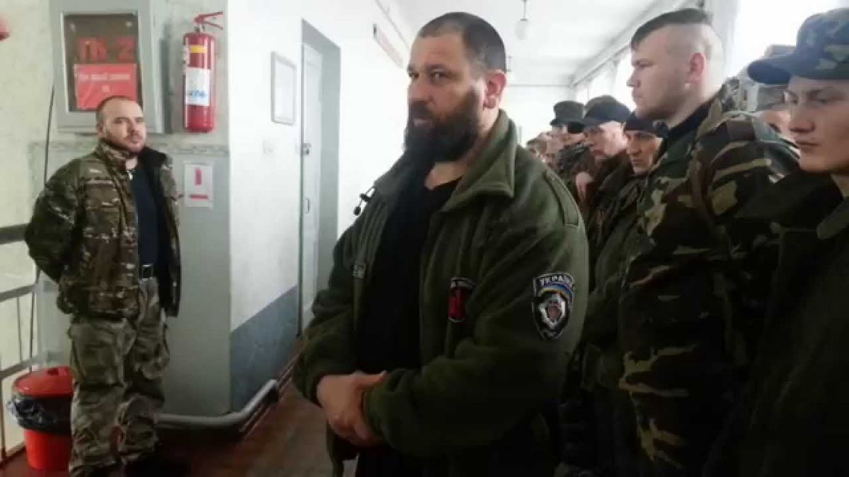 170 бійців «Торнадо» захопили школу і погрожують стріляниною