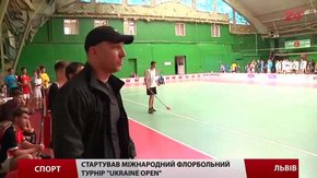Між футболом та хокеєм: у Львові стартував міжнародний турнір із флорболу
