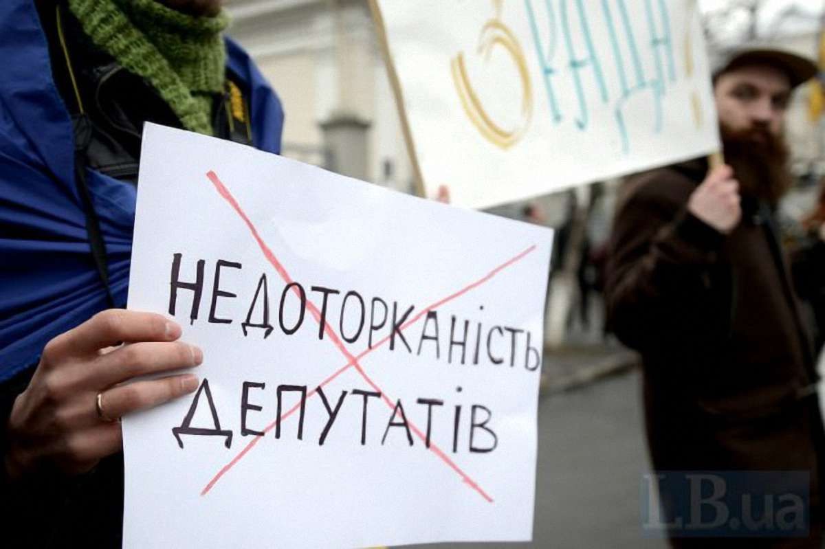 КСУ дозволив скасовувати депутатську і суддівську недоторканності 