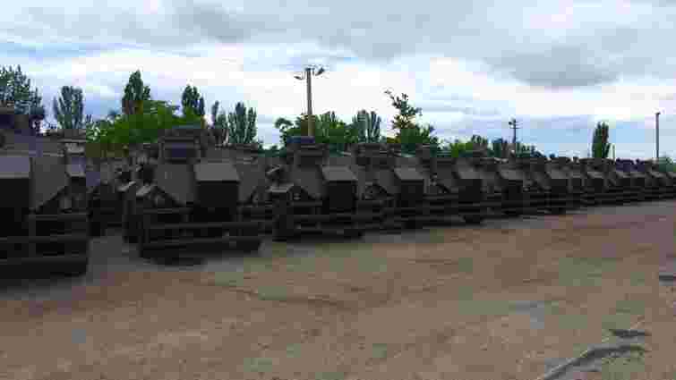 Українська армія отримала 55 британських бронемашин Saxon