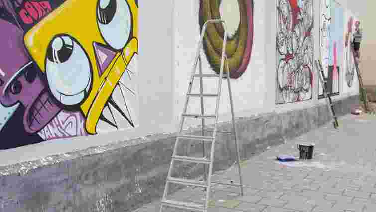 У Львові художники прикрасили графіті занедбану стіну на Підзамче