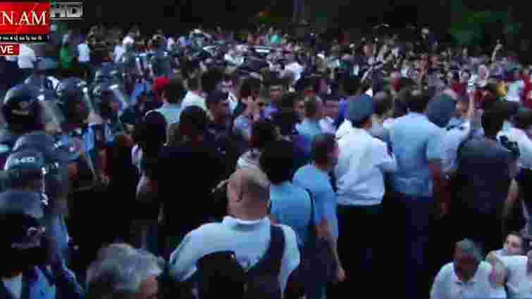 У столиці Вірменії  тисячі протестувальників перекрили дорогу біля  резиденції президента 