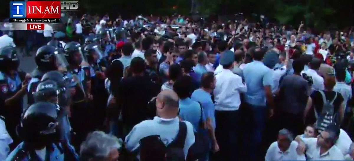У столиці Вірменії  тисячі протестувальників перекрили дорогу біля  резиденції президента 
