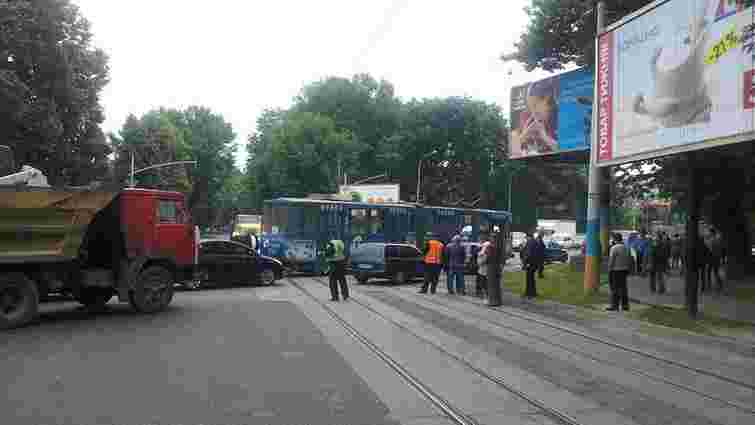 У Львові вантажівка протаранила трамвай №6: є постраждалі
