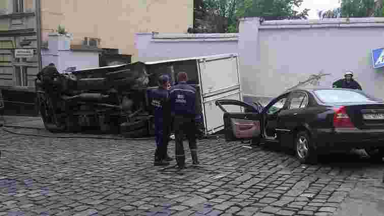 У центрі Львова перекинулася вантажівка з горілкою