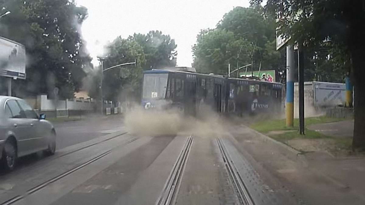 У мережі з’явилося відео зіткнення вантажівки з трамваєм у Львові
