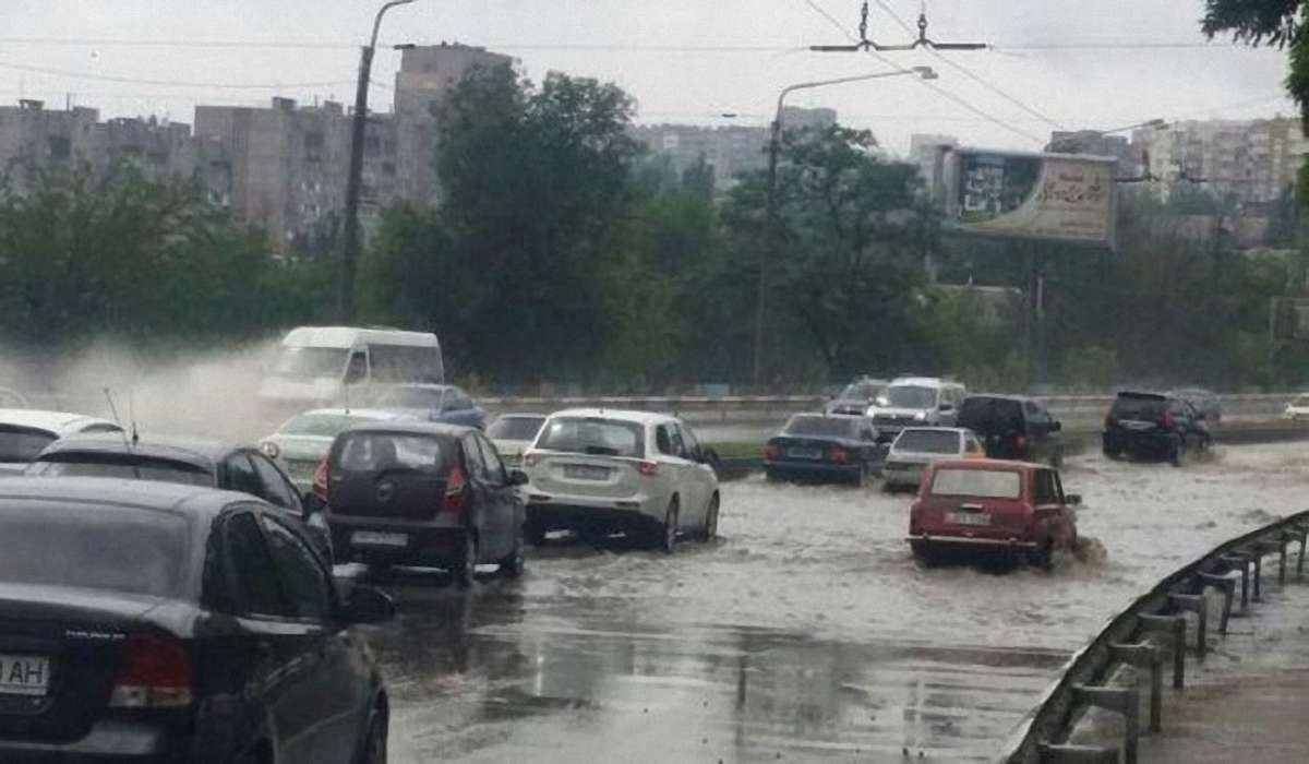 У Запоріжжі потужна злива затопила будинки і автомобілі