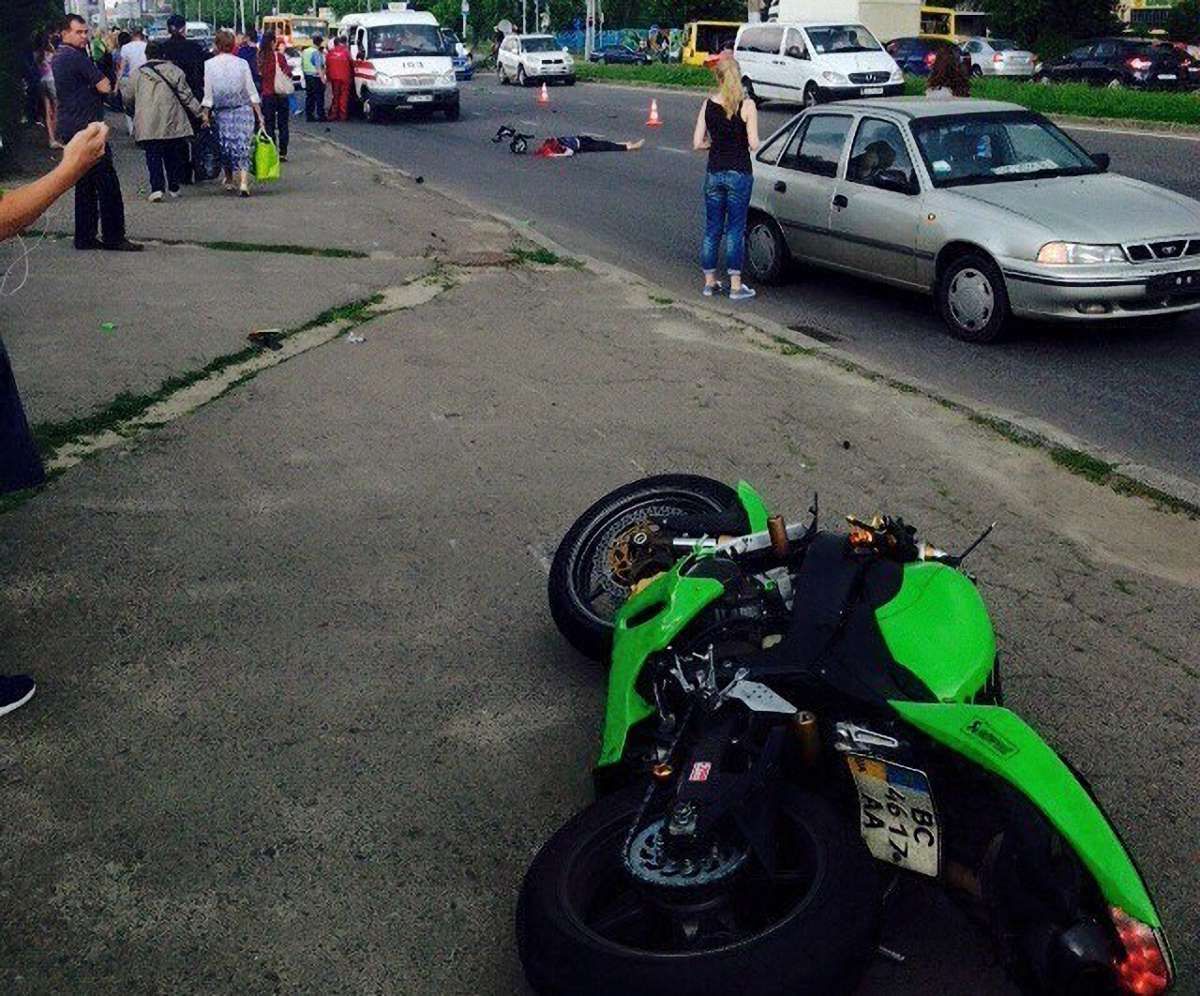 У Львові мотоцикліст на смерть збив жінку