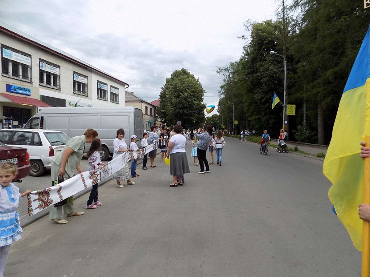 На Львівщині створили вишитий рушник довжиною майже 400 метрів