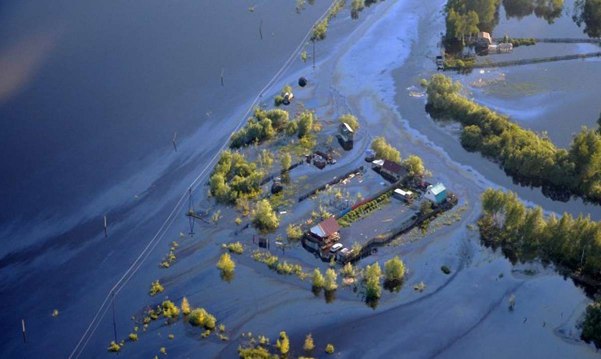 В Росії через повінь місто залило нафтою