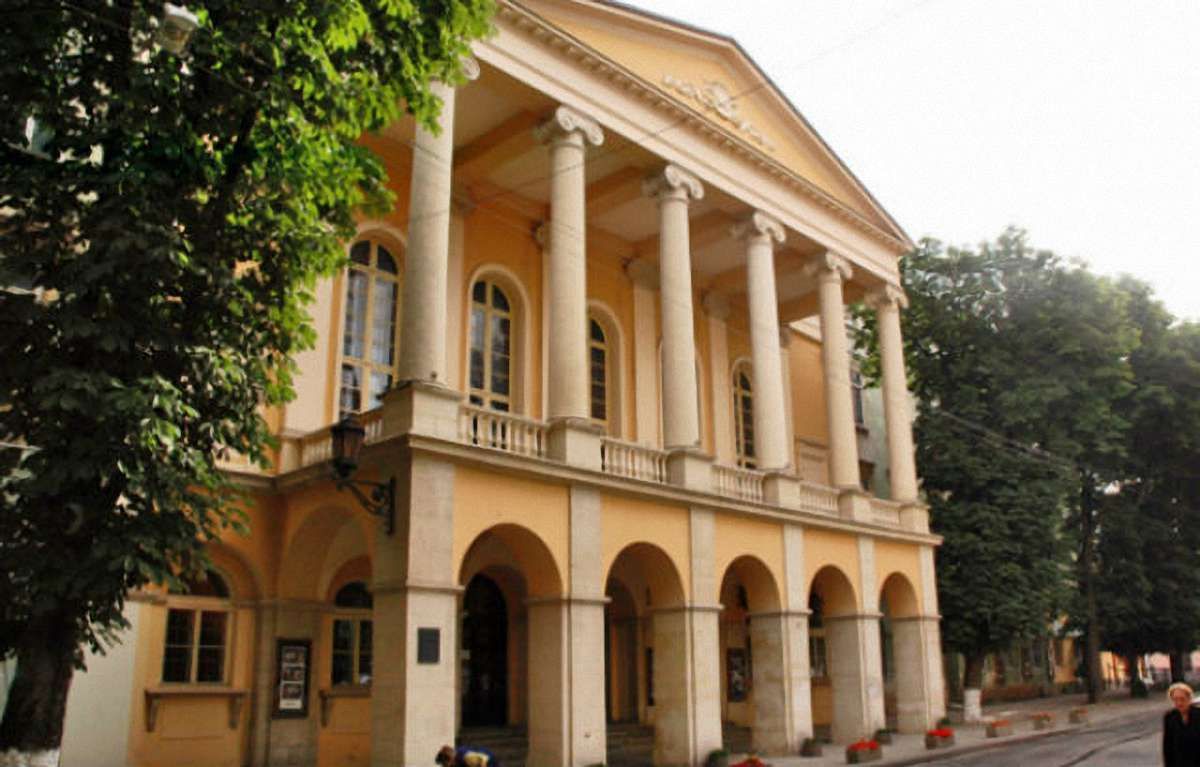 У театрі Заньковецької у Львові провалилася сцена: у двометрову яму впали 20 людей