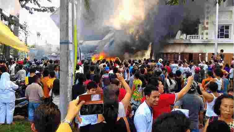 В Індонезії на житлові будинки впав військово-транспортний літак