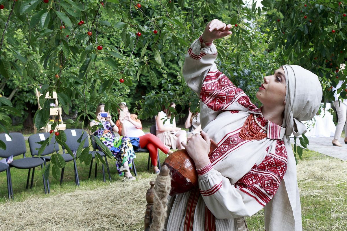 Оксана Караванська вперше показала свої вишиванки в Україні