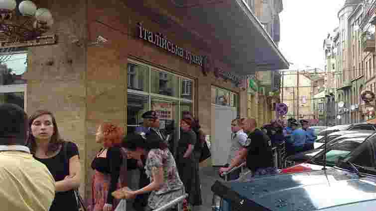 У центрі Львова невідомі захопили ресторан «Мафія»