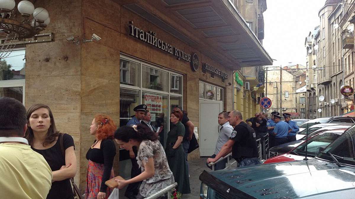 У центрі Львова невідомі захопили ресторан «Мафія»