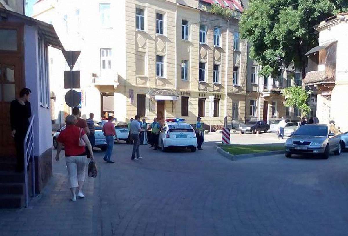 На тротуарі в центрі Львова знайшли тіло чоловіка