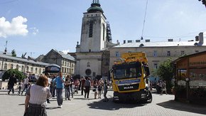 На площі Митній у Львові провалилася каналопромивна машина «Львівводоканалу»
